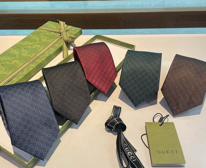 GRAVATA GUCCI DE SEDA COM ESTAMPA DOUBLE G