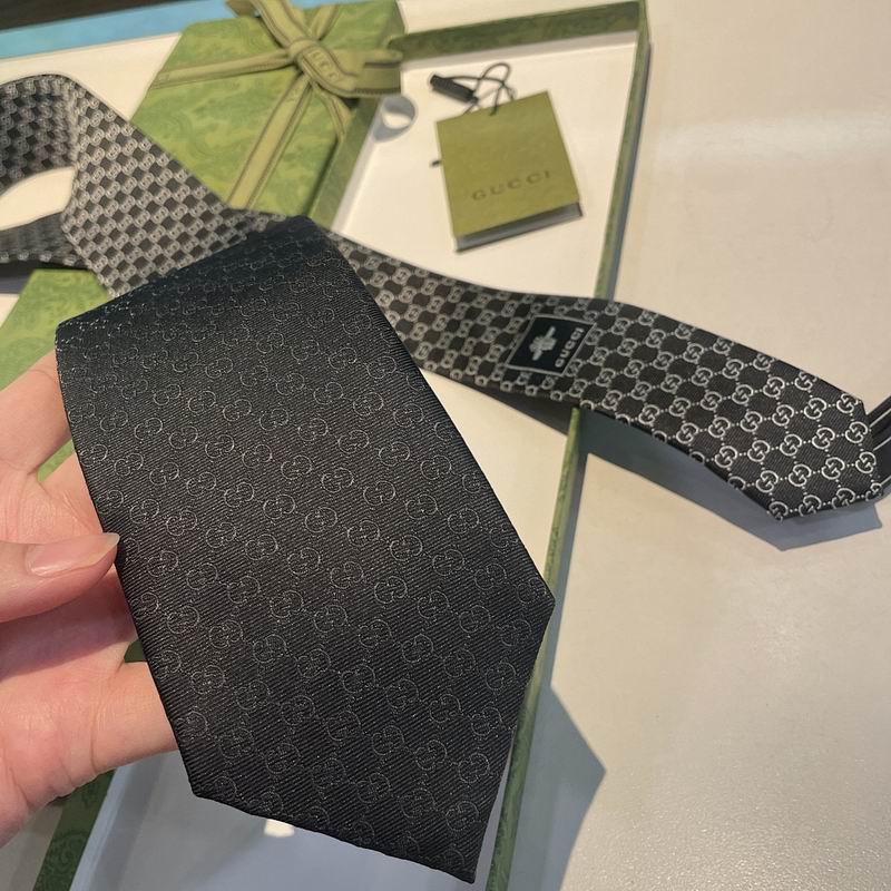 GRAVATA GUCCI DE SEDA COM ESTAMPA DOUBLE G