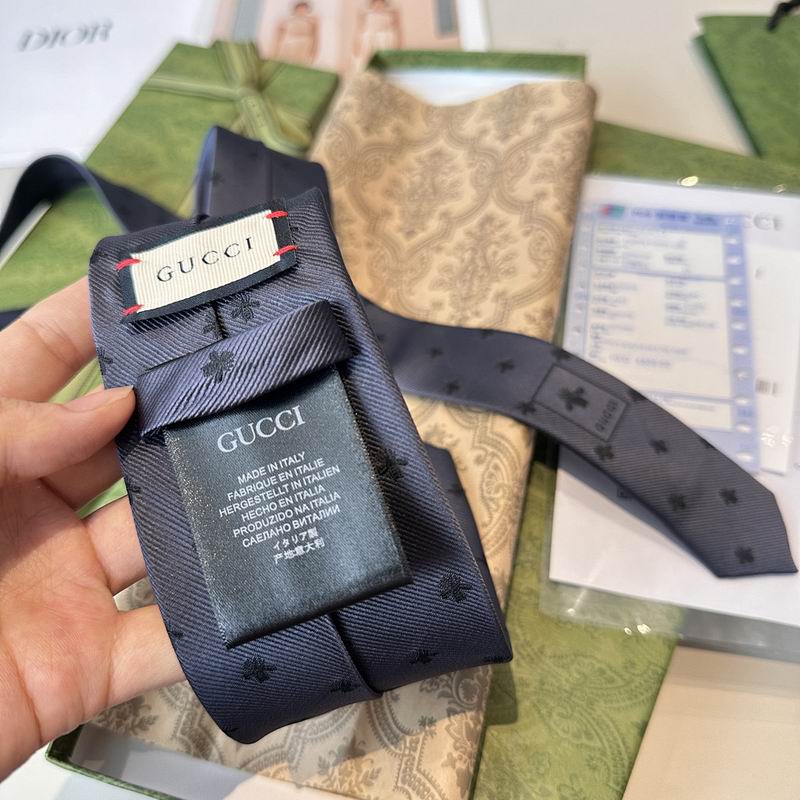 GRAVATA GUCCI DE SEDA JACQUART COM ESTAMPA DE ABELHAS GUCCI