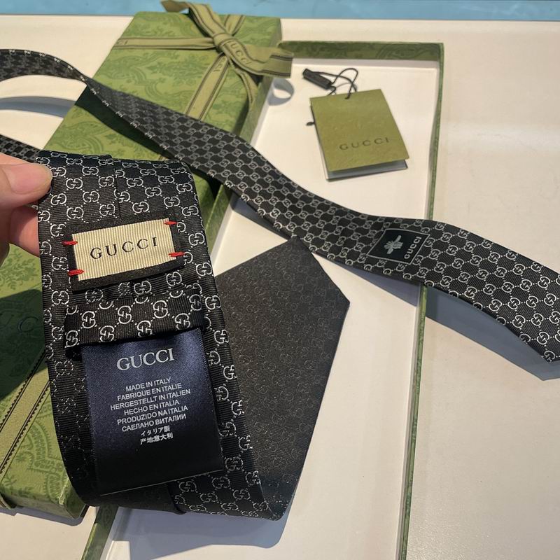 GRAVATA GUCCI DE SEDA COM ESTAMPA DOUBLE G