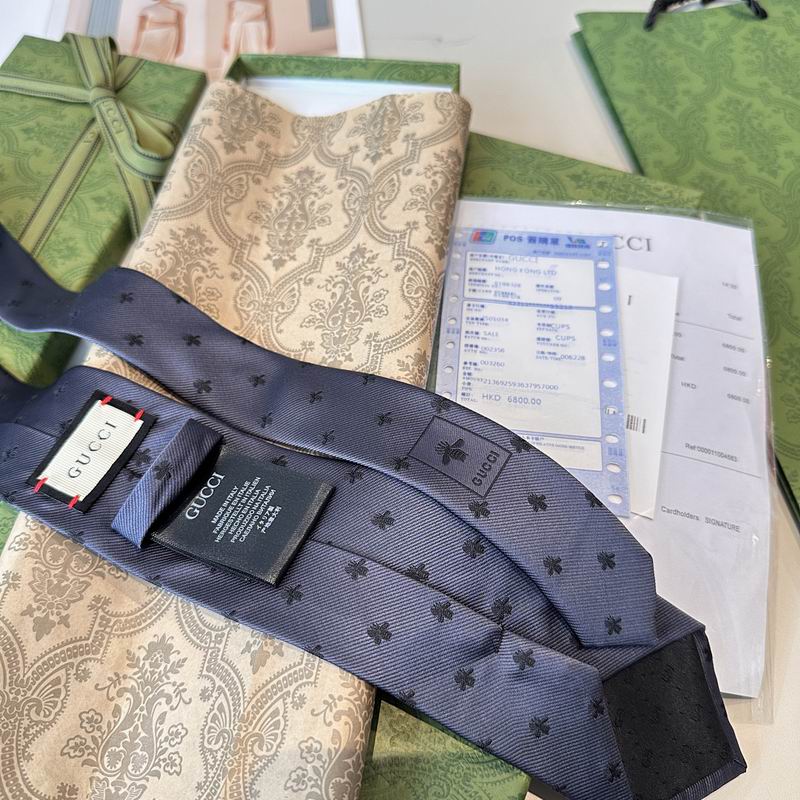 GRAVATA GUCCI DE SEDA JACQUART COM ESTAMPA DE ABELHAS GUCCI
