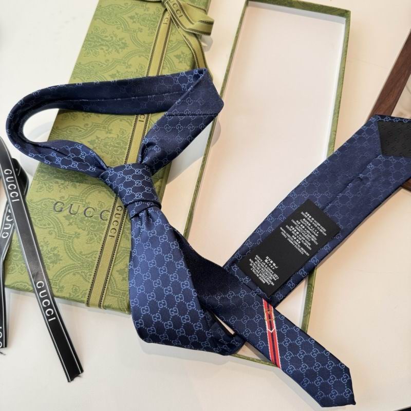 GRAVATA GUCCI  DE JACQUARD DE SEDA COM PADRÃO GG