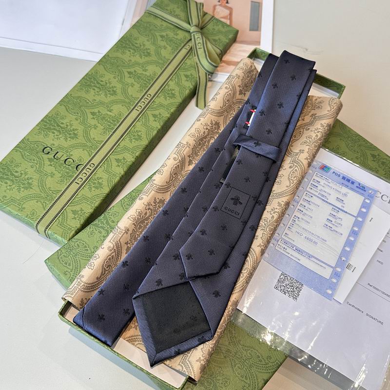 GRAVATA GUCCI DE SEDA JACQUART COM ESTAMPA DE ABELHAS GUCCI