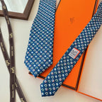 GRAVATAS HERMES  DE SEDA  OUT OF THE BOX  CAVALO, FERRADURA E ESTRIBO