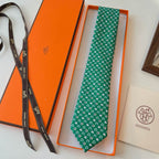 GRAVATAS HERMES  DE SEDA  OUT OF THE BOX  CAVALO, FERRADURA E ESTRIBO