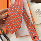 GRAVATAS HERMES  DE SEDA  OUT OF THE BOX  CAVALO, FERRADURA E ESTRIBO