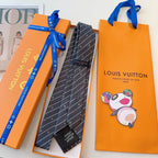 GRAVATAS LOUIS VUITTON DE SEDA COM ESTAMPA DE LISTRAS DIAGONAIS