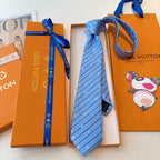 GRAVATAS LOUIS VUITTON DE SEDA COM ESTAMPA DE LISTRAS DIAGONAIS
