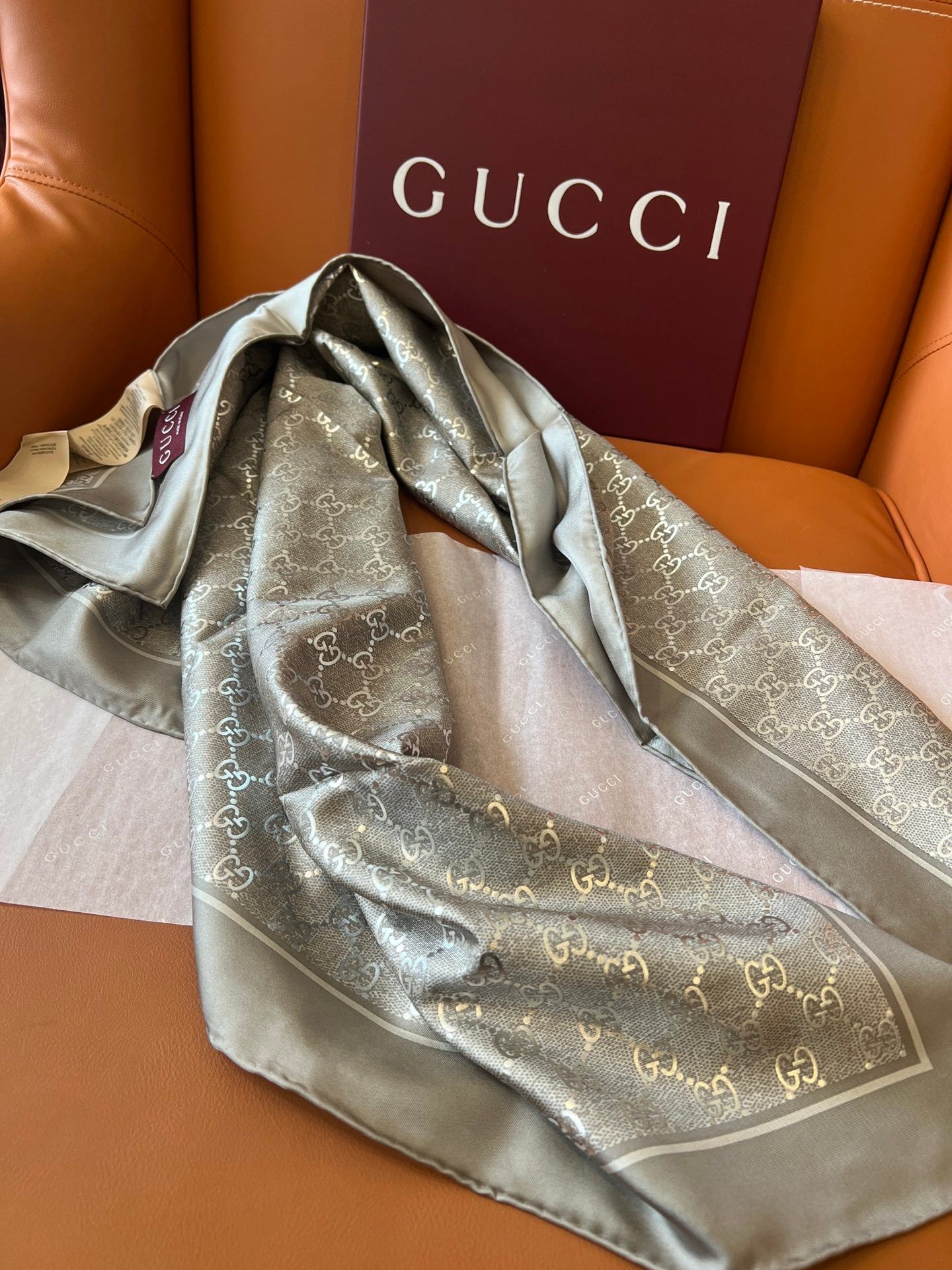 Lenço Gucci Quadrado de Seda Cor Cinza Prateado