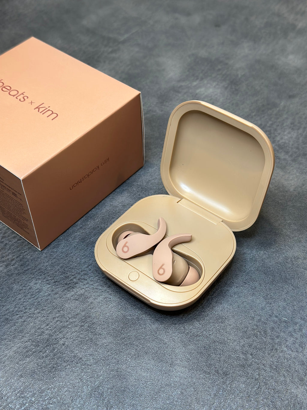 Beats Fit Pro x Kim com pop-up