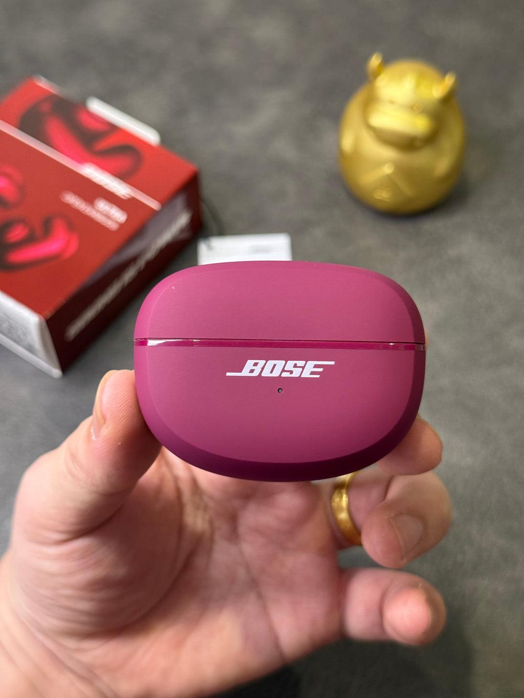 Fones de ouvido Bose Ultra Ear Clip Open na edição Poison