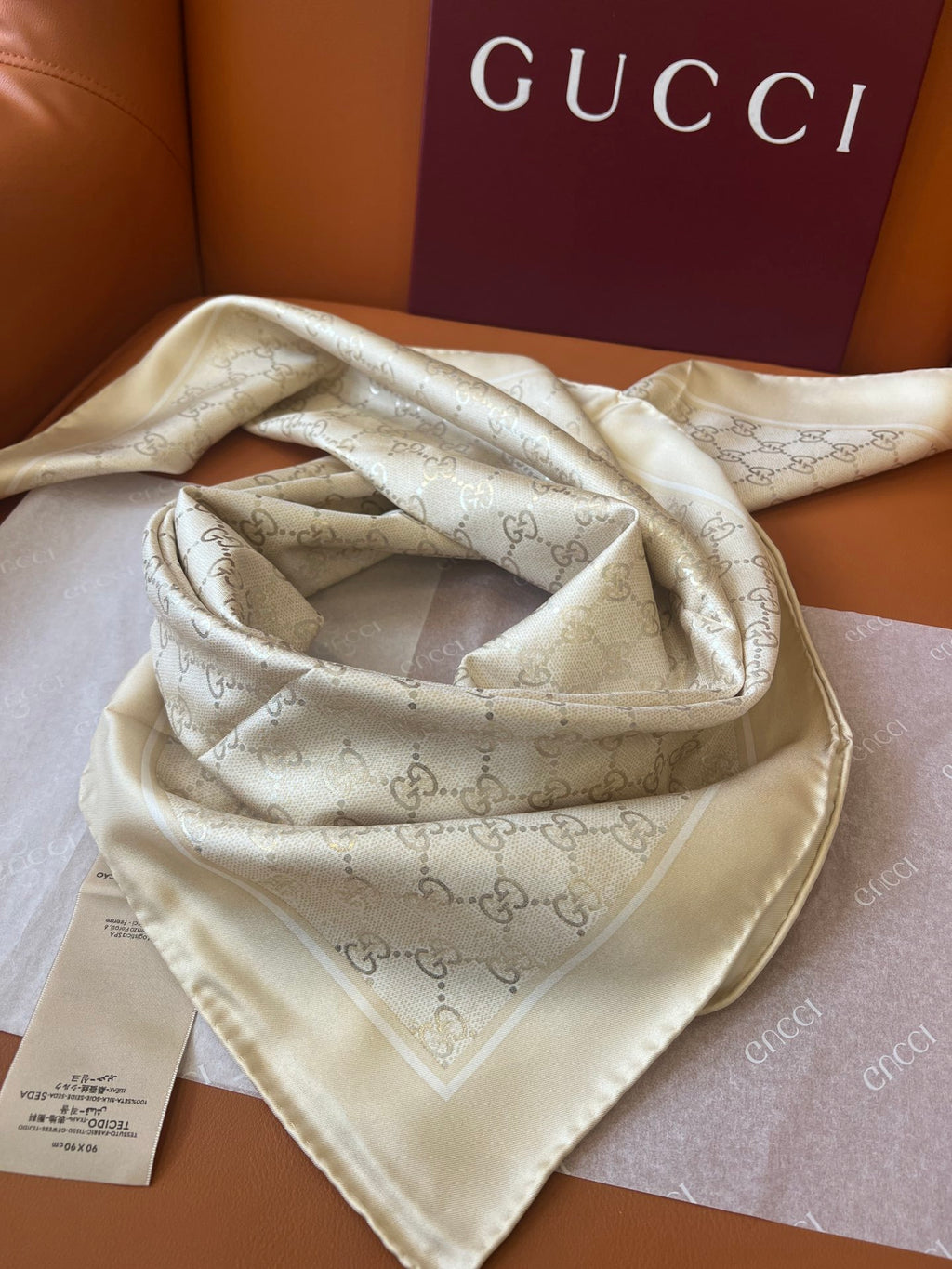 Lenço Gucci Quadrado de Seda Cor Off-white / Creme Perolado