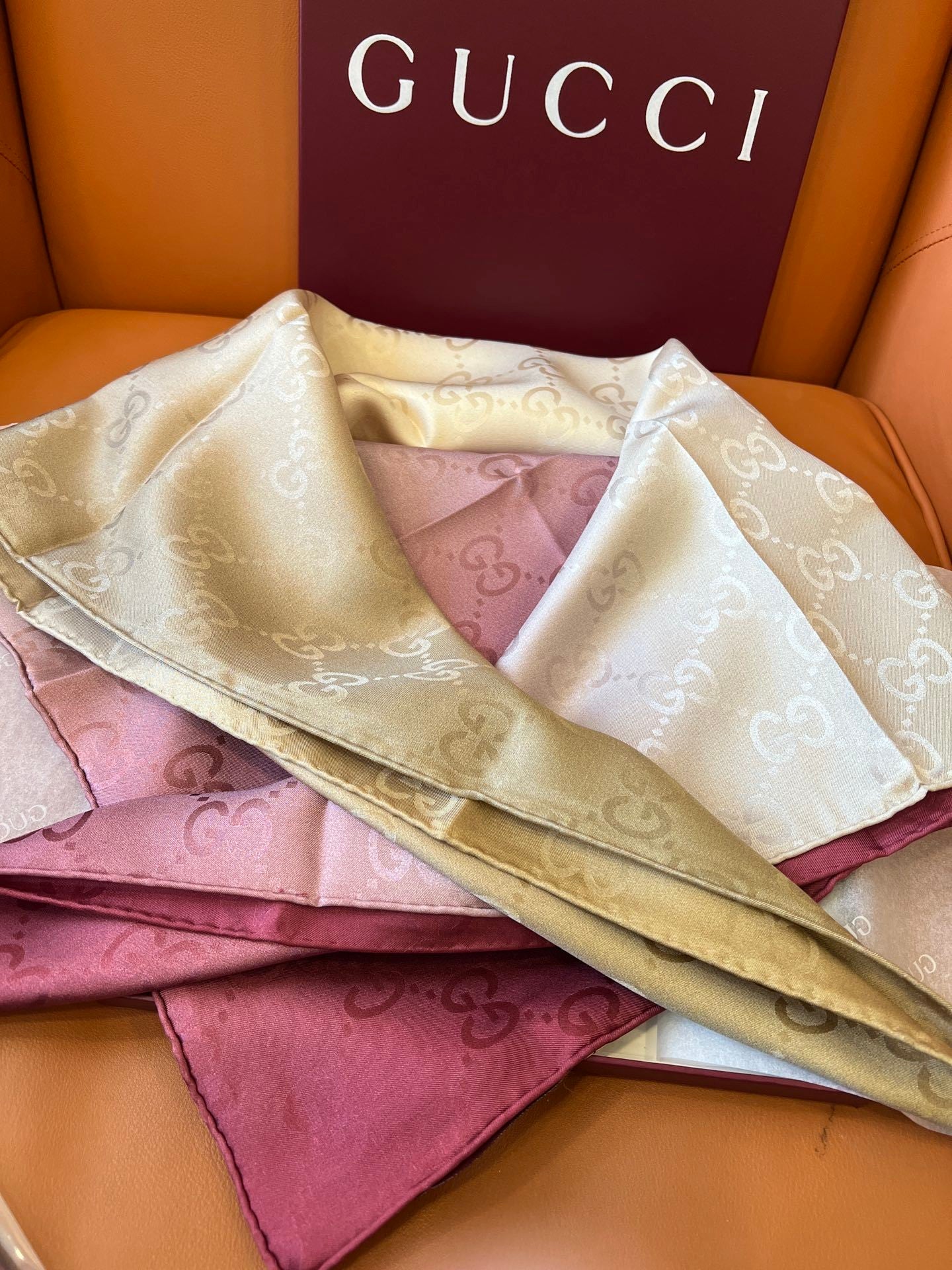Lenço Gucci Quadrado de Seda Cor Degradê Rosado