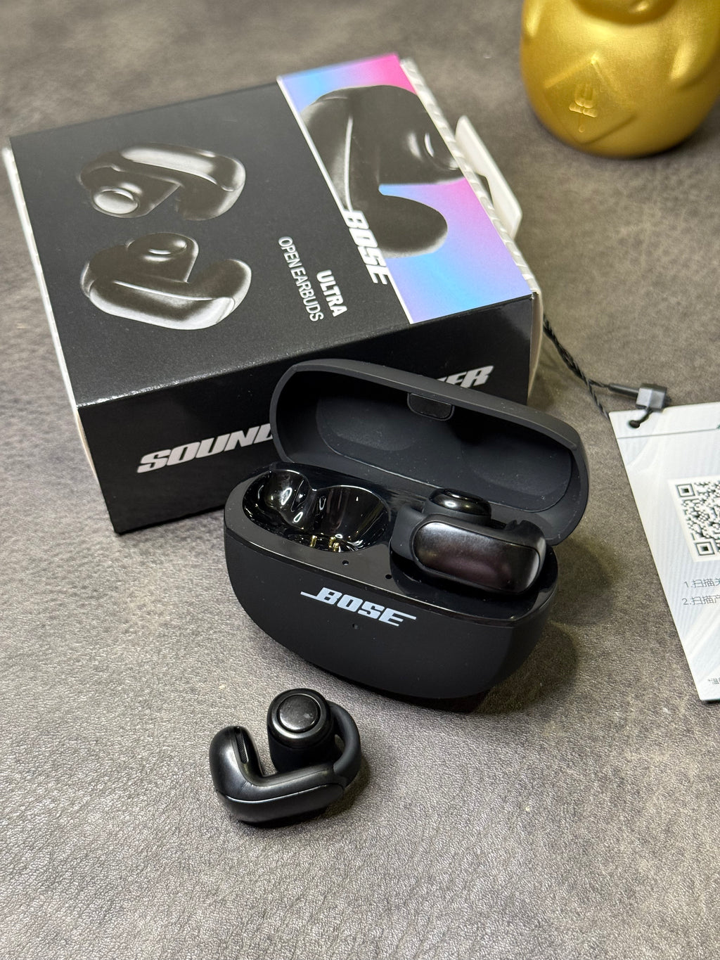 Fones de ouvido Bose Ultra Ear Clip Open na edição Poison