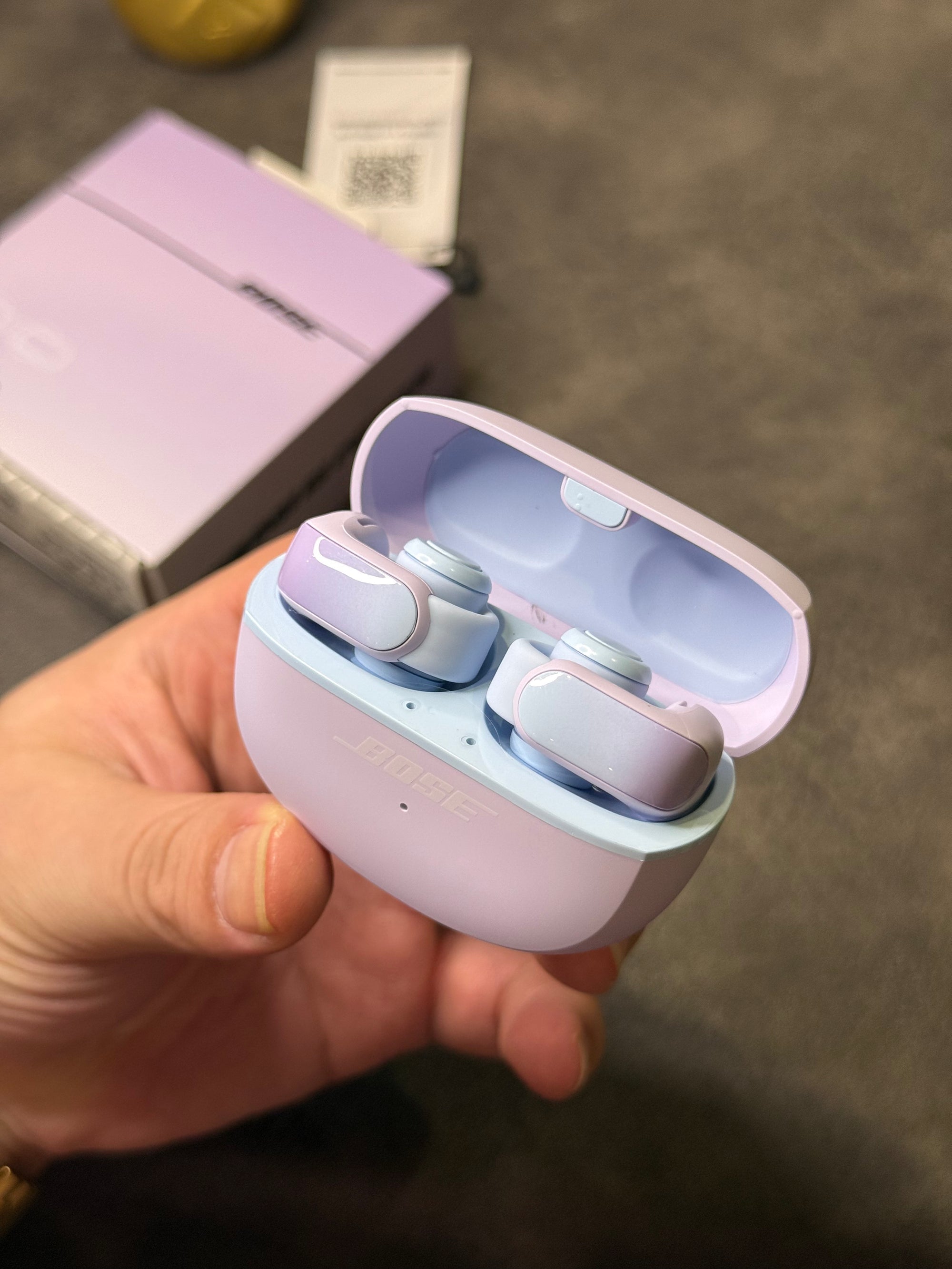 Fones de ouvido Bose Ultra Ear Clip Open na edição Poison