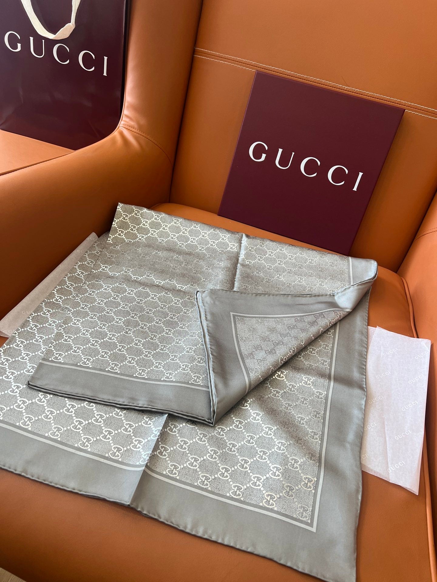 Lenço Gucci Quadrado de Seda Cor Cinza Prateado