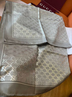 Lenço Gucci Quadrado de Seda Cor Cinza Prateado