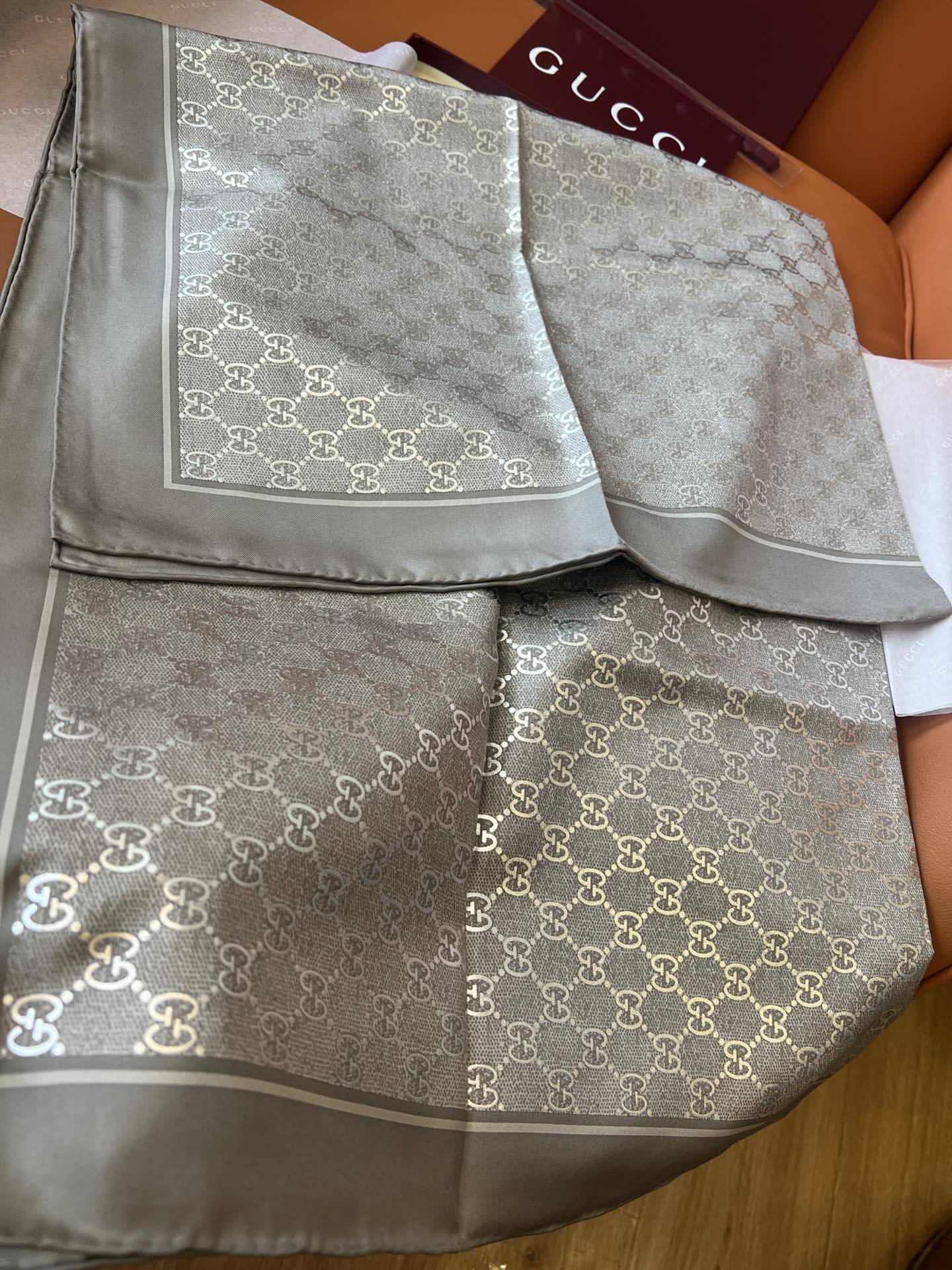 Lenço Gucci Quadrado de Seda Cor Cinza Prateado