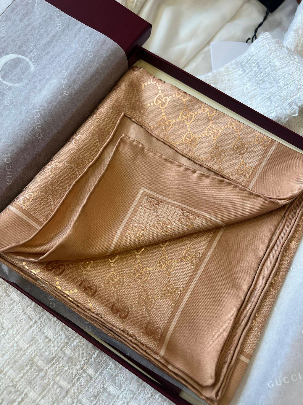 Lenço Gucci Quadrado de Seda Cor Nude Com Fundo Bege Rosado