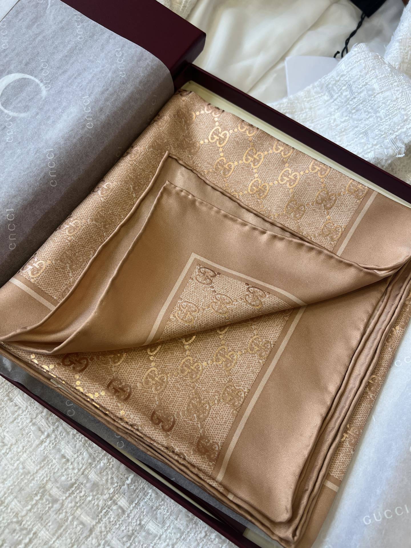 Lenço Gucci Quadrado de Seda Cor Nude Com Fundo Bege Rosado