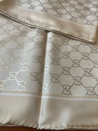 Lenço Gucci Quadrado de Seda Cor Off-white / Creme Perolado
