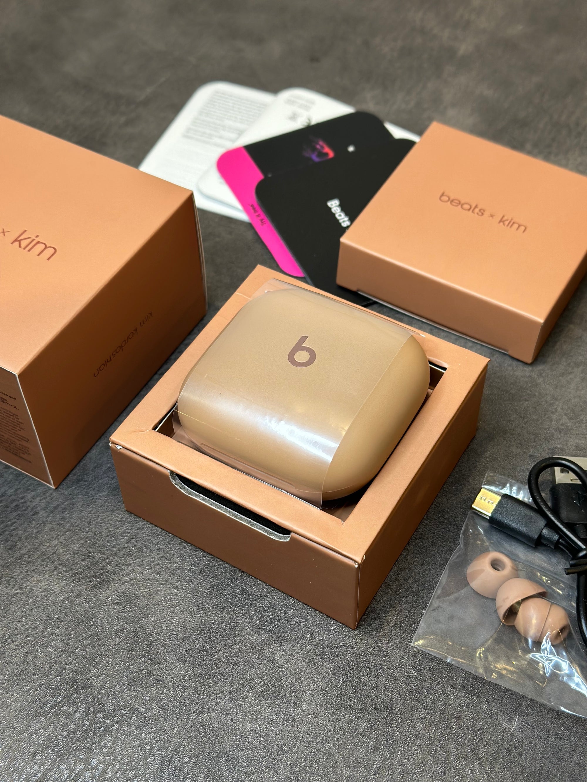 Beats Fit Pro x Kim com pop-up