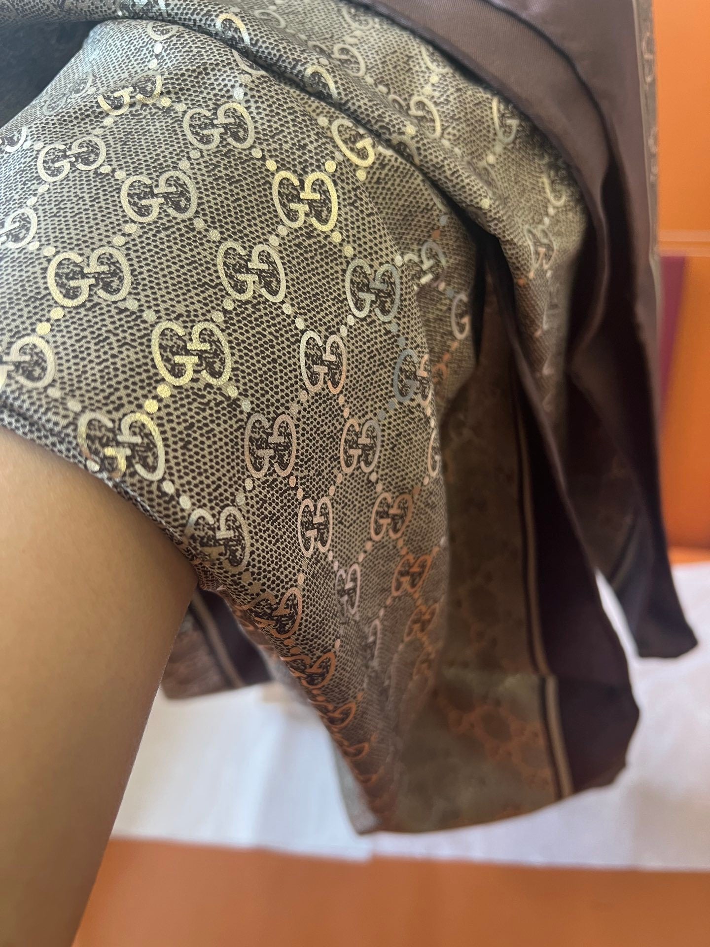 Lenço Gucci Quadrado de Seda Cor Marrom Escuro / Dourado