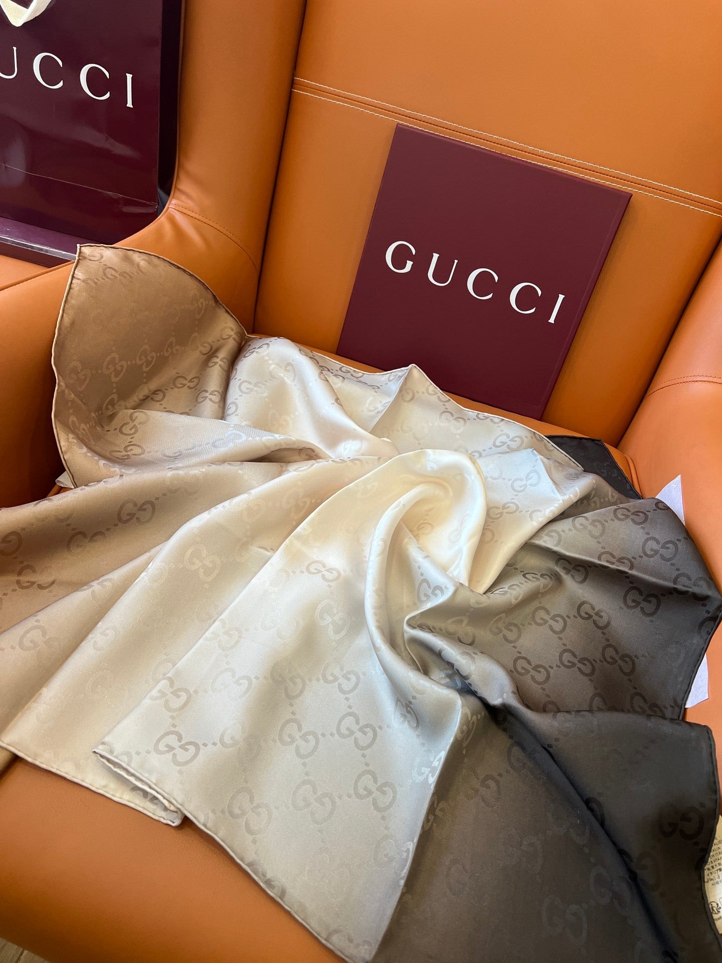 Lenço Gucci Quadrado de Seda Cor Marfim, Bege e Marrom Café.