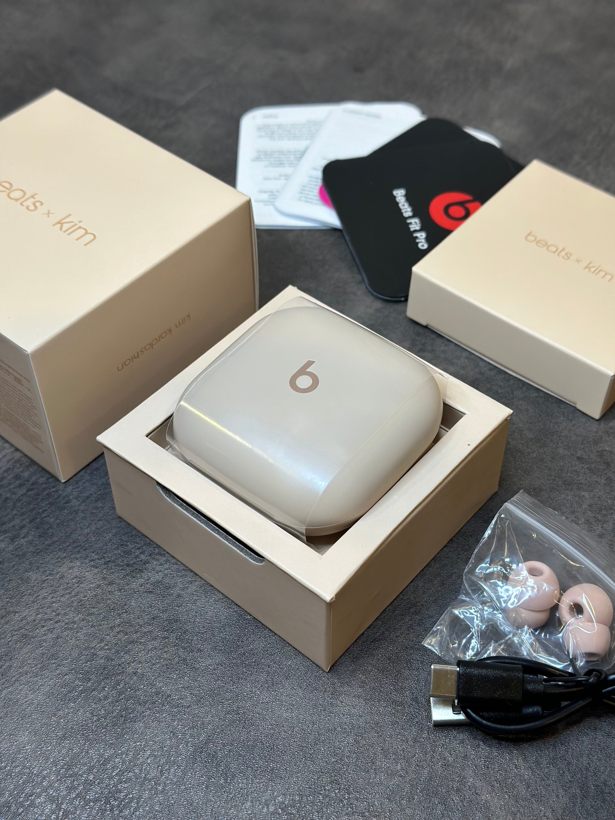 Beats Fit Pro x Kim com pop-up