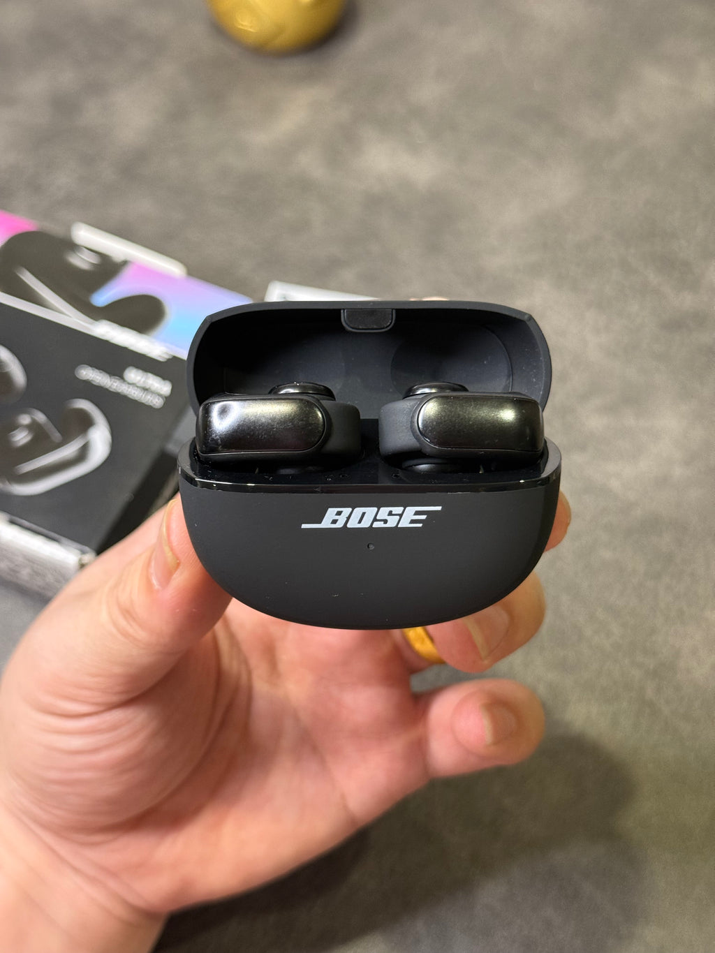 Fones de ouvido Bose Ultra Ear Clip Open na edição Poison