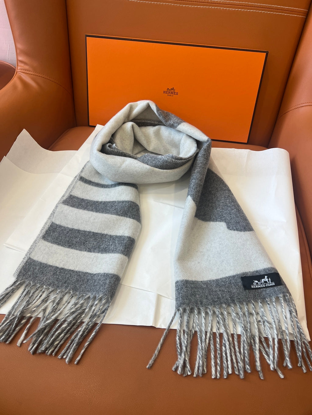Cachecol Hermés Casaque Love Story  Cinza Mesclado e Branco