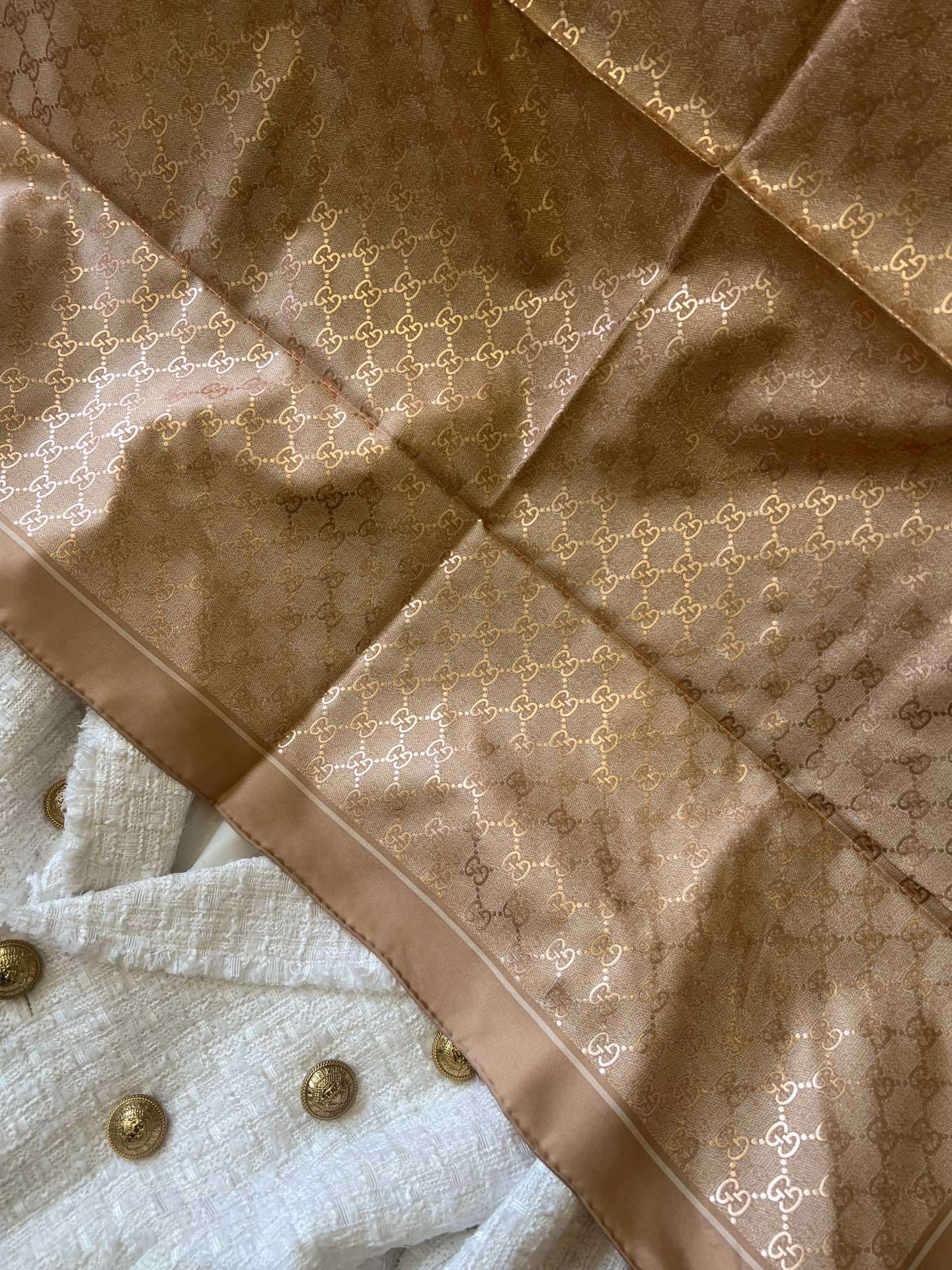 Lenço Gucci Quadrado de Seda Cor Nude Com Fundo Bege Rosado