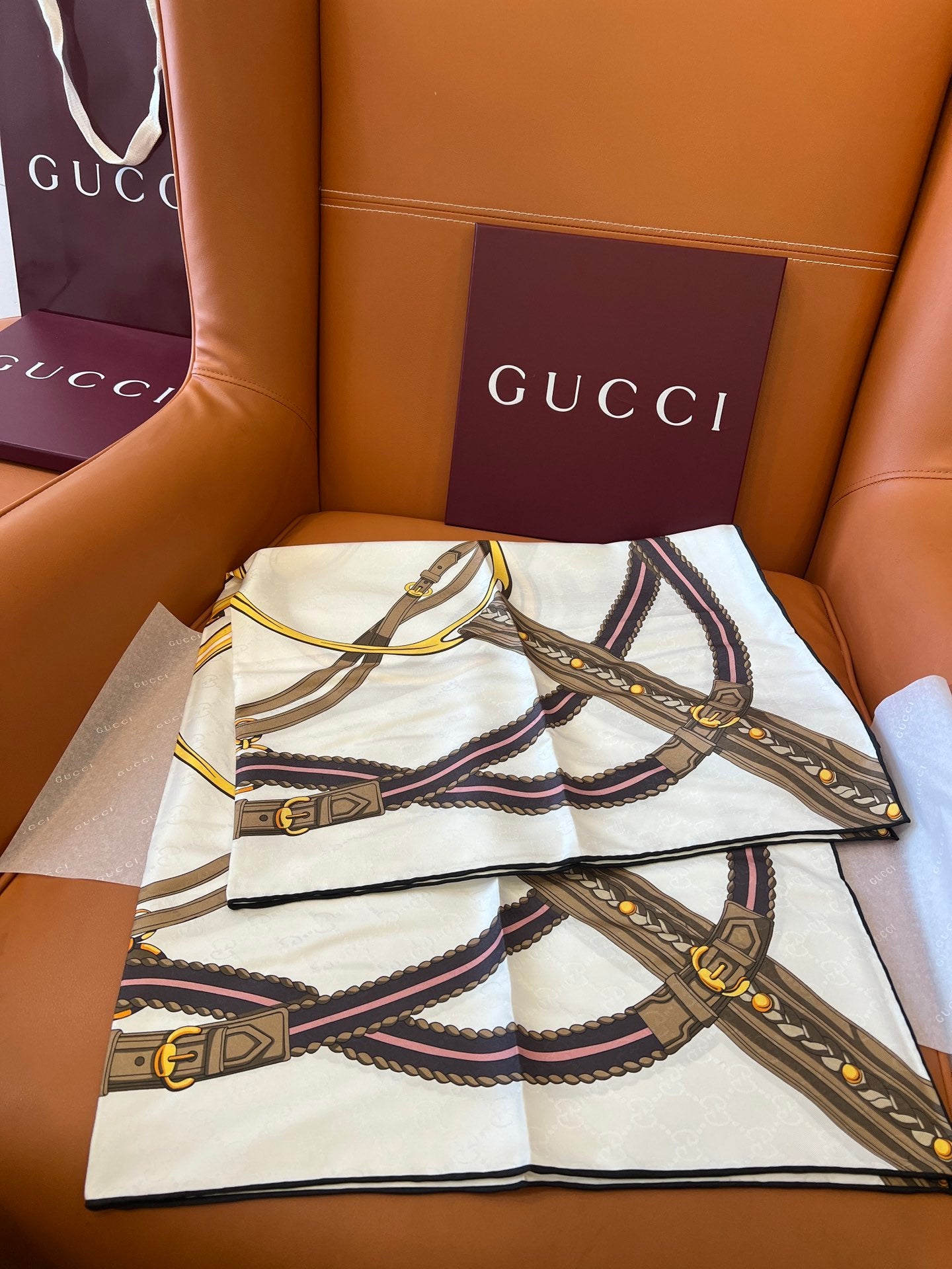 Lenço Gucci Quadrado de Seda Cor Fundo Creme/Marfim