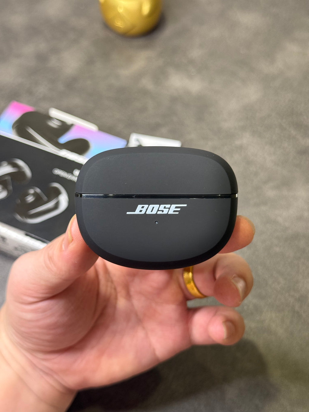 Fones de ouvido Bose Ultra Ear Clip Open na edição Poison