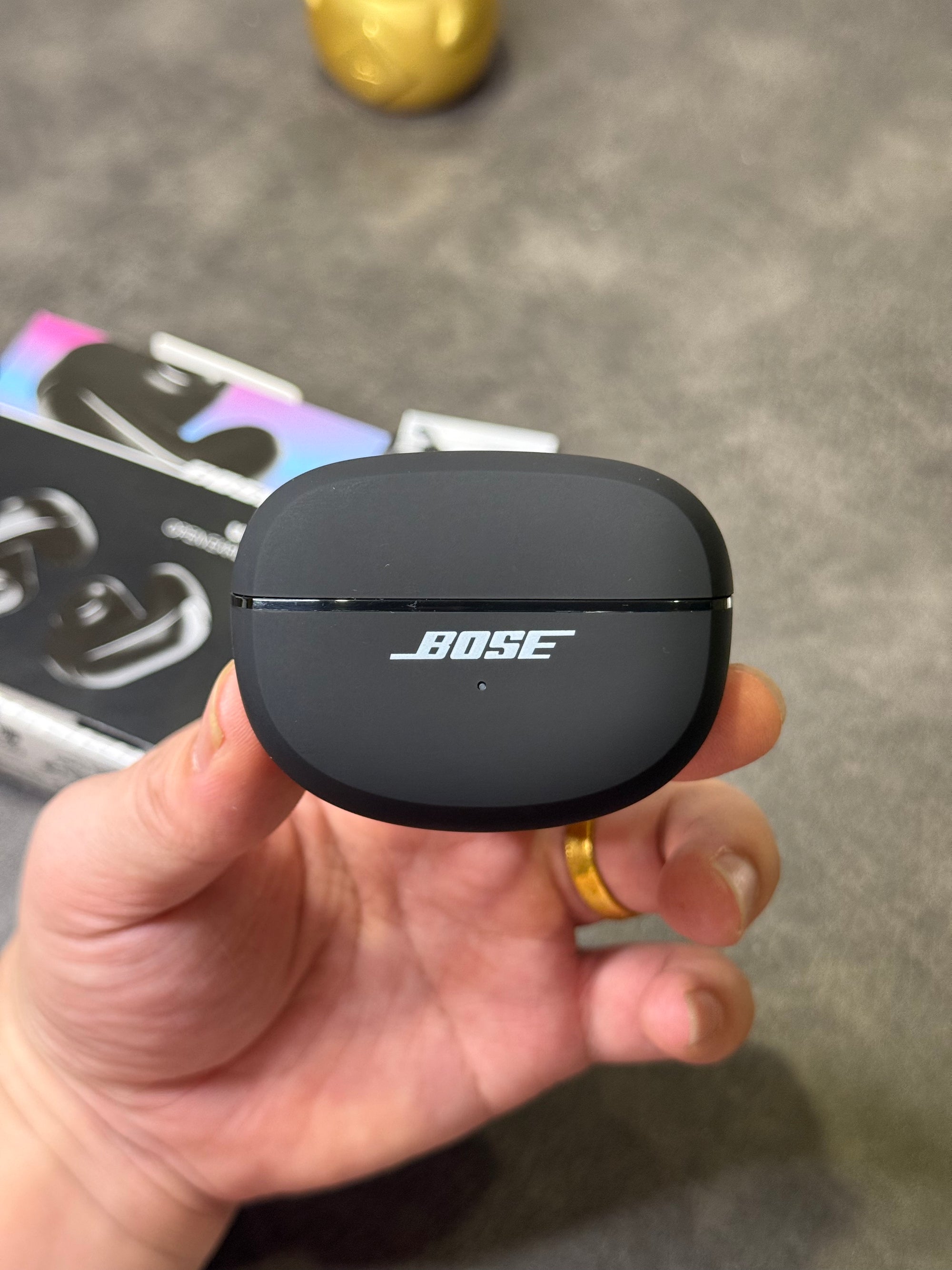 Fones de ouvido Bose Ultra Ear Clip Open na edição Poison