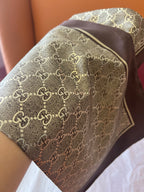 Lenço Gucci Quadrado de Seda Cor Marrom Escuro / Dourado
