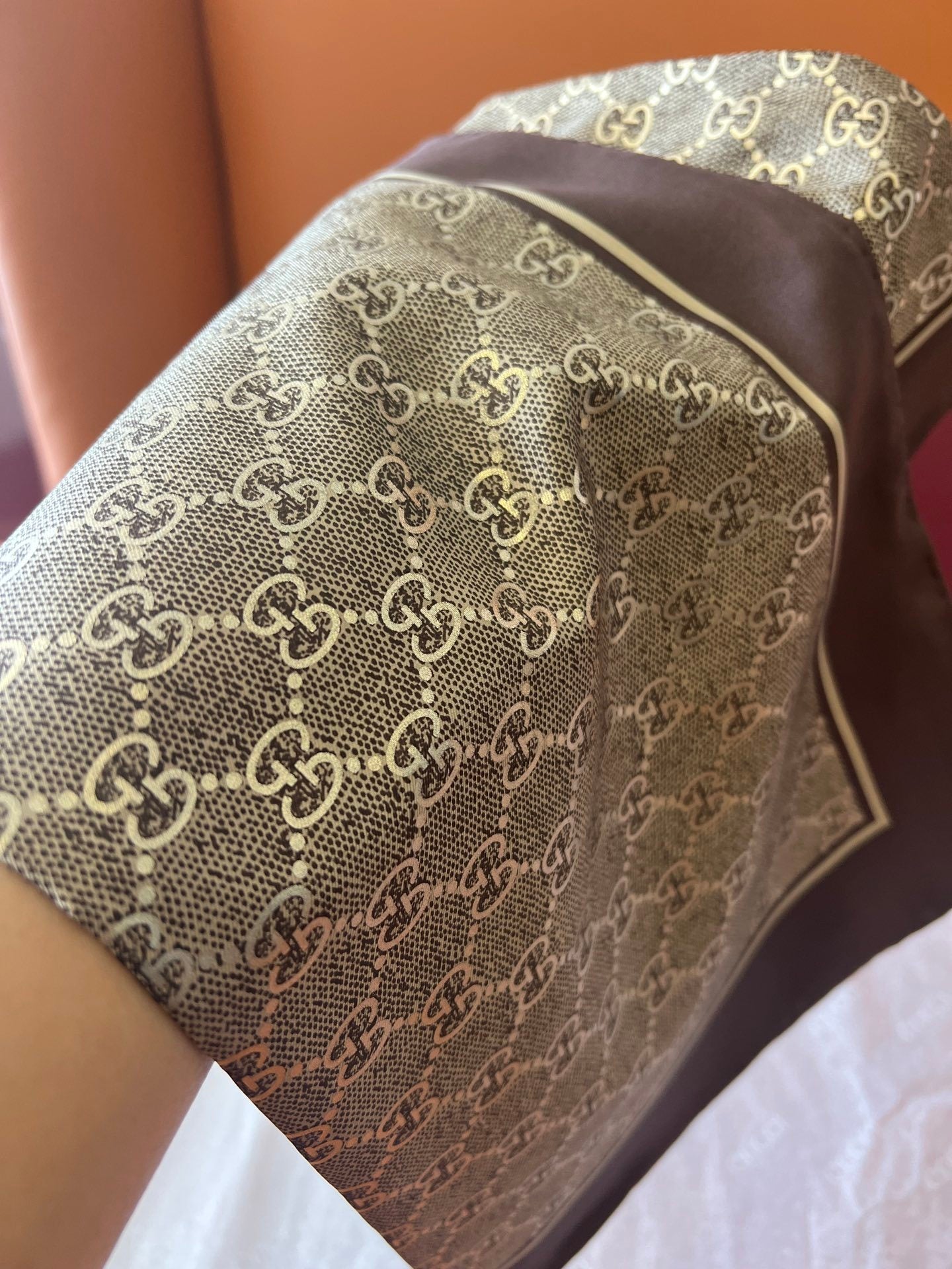 Lenço Gucci Quadrado de Seda Cor Marrom Escuro / Dourado