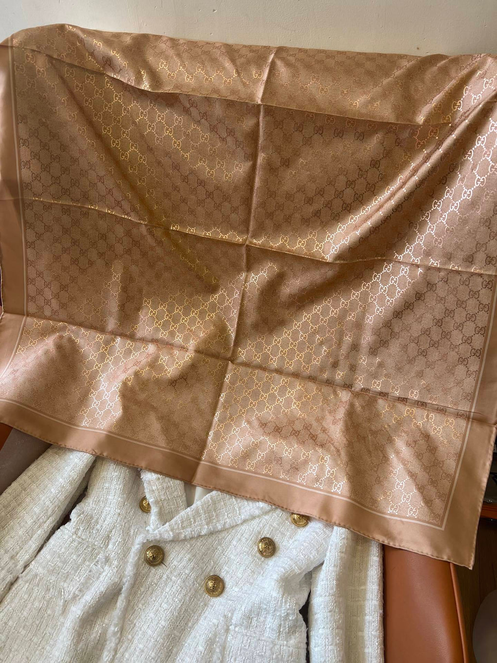 Lenço Gucci Quadrado de Seda Cor Nude Com Fundo Bege Rosado