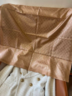 Lenço Gucci Quadrado de Seda Cor Nude Com Fundo Bege Rosado