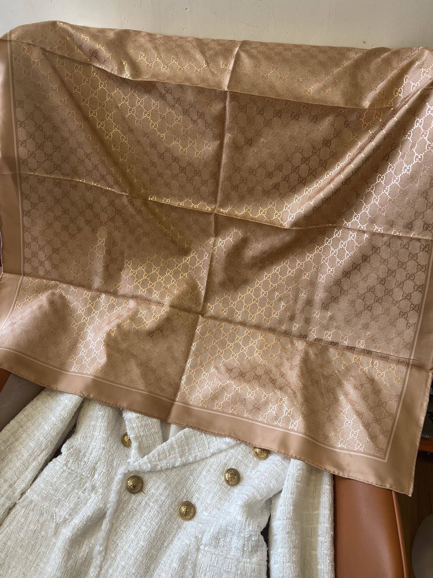 Lenço Gucci Quadrado de Seda Cor Nude Com Fundo Bege Rosado