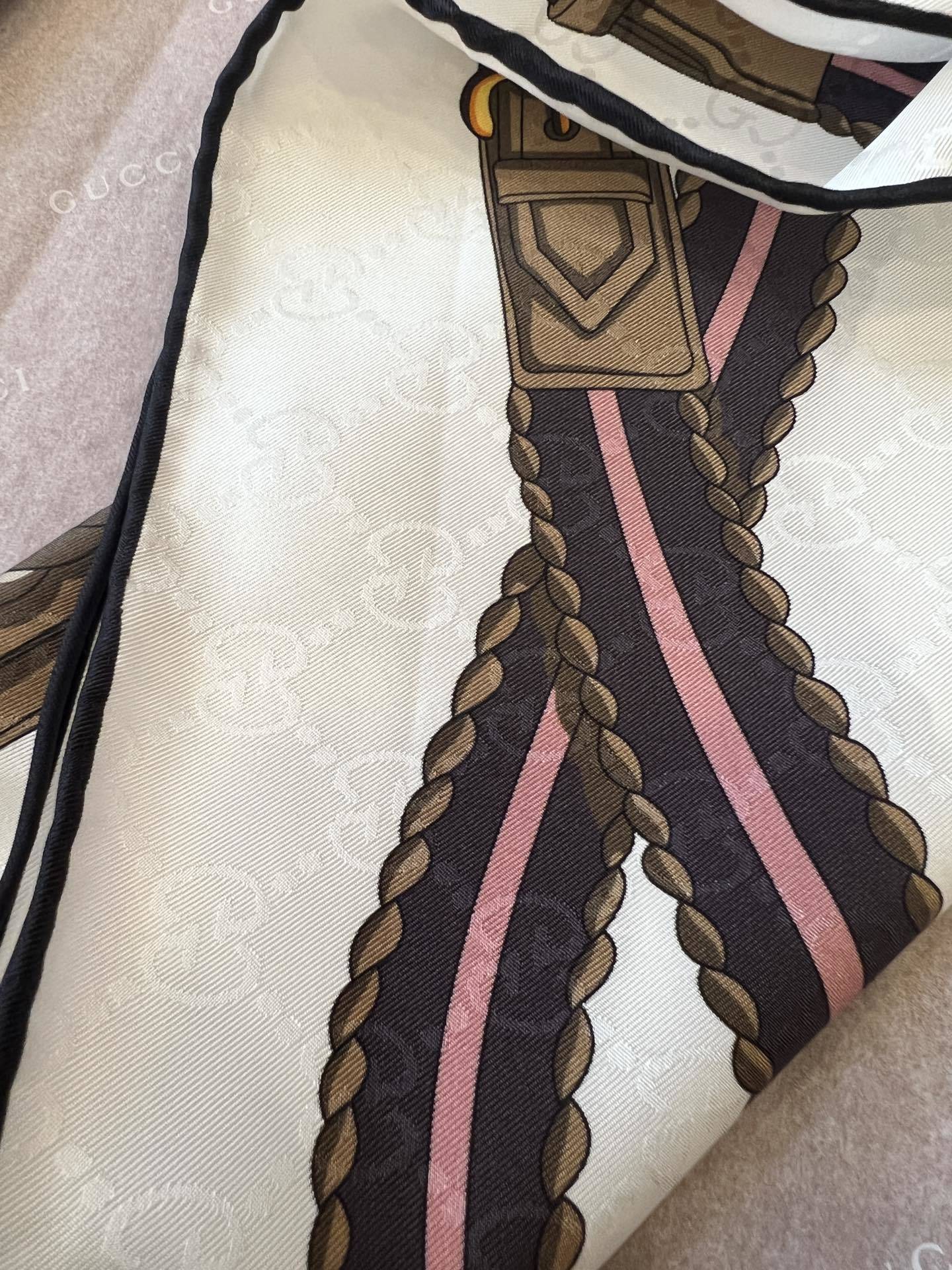Lenço Gucci Quadrado de Seda Cor Fundo Creme/Marfim