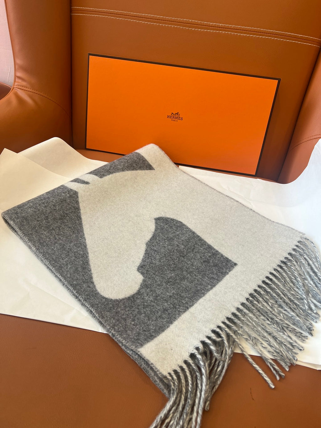 Cachecol Hermés Casaque Love Story  Cinza Mesclado e Branco