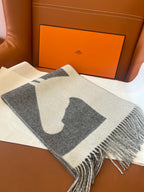 Cachecol Hermés Casaque Love Story  Cinza Mesclado e Branco