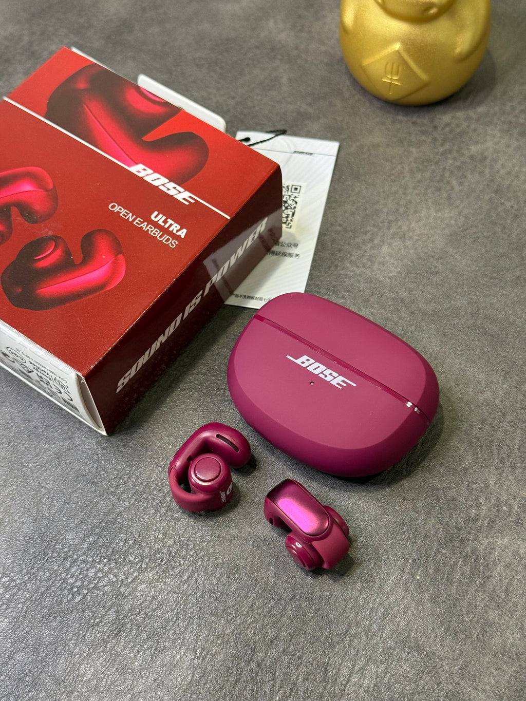 Fones de ouvido Bose Ultra Ear Clip Open na edição Poison