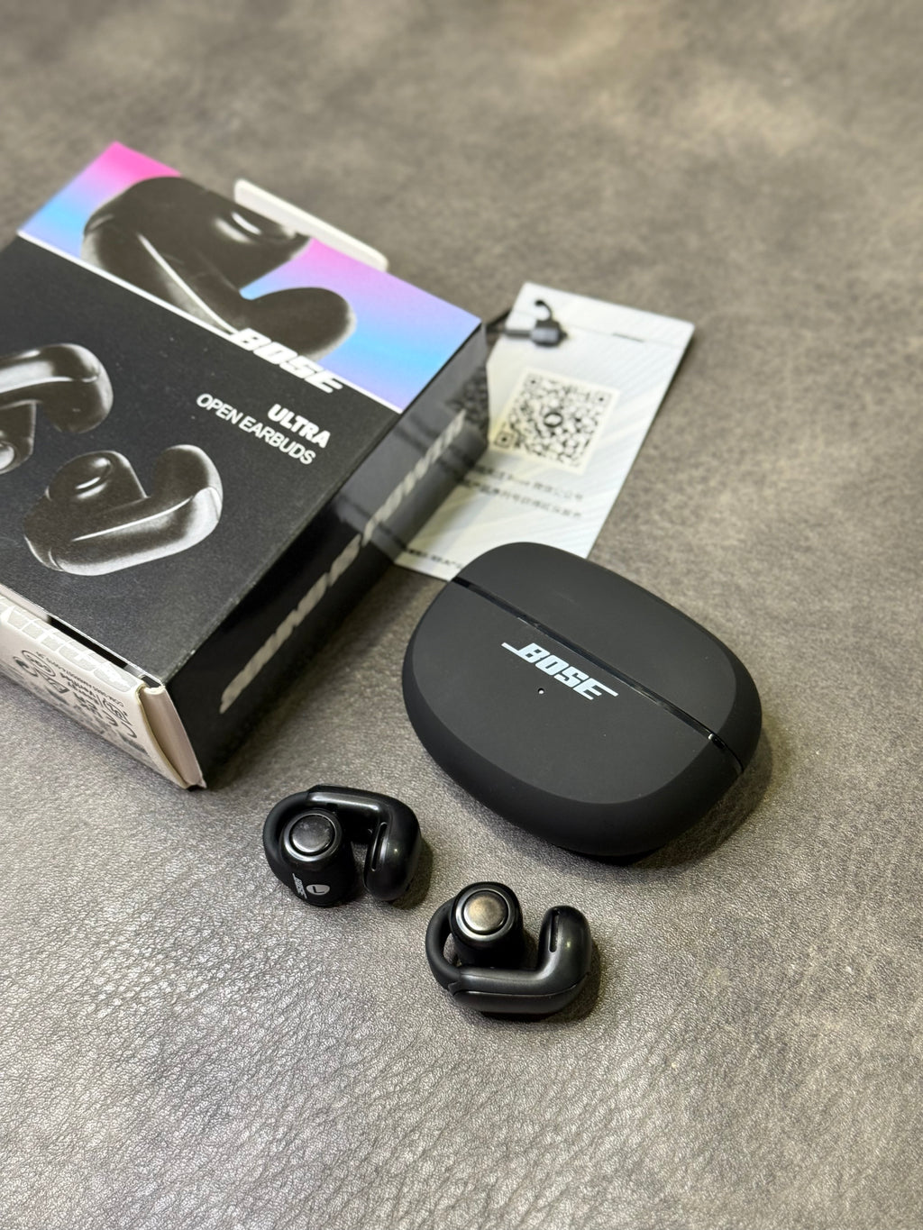 Fones de ouvido Bose Ultra Ear Clip Open na edição Poison