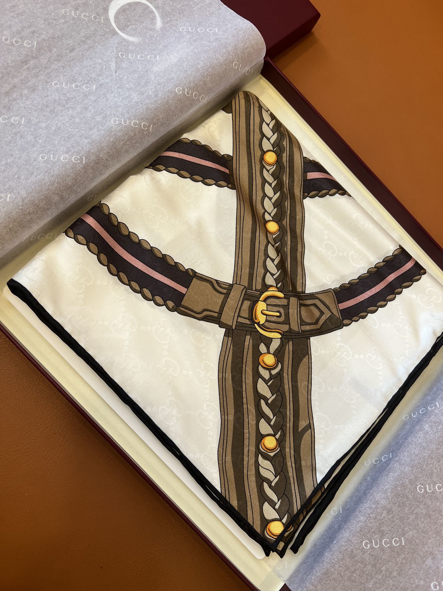 Lenço Gucci Quadrado de Seda Cor Fundo Creme/Marfim
