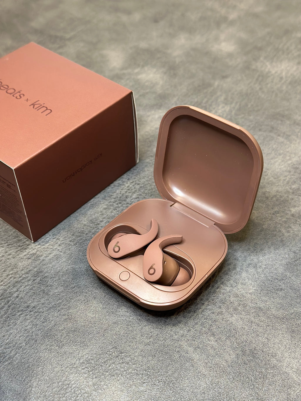 Beats Fit Pro x Kim com pop-up