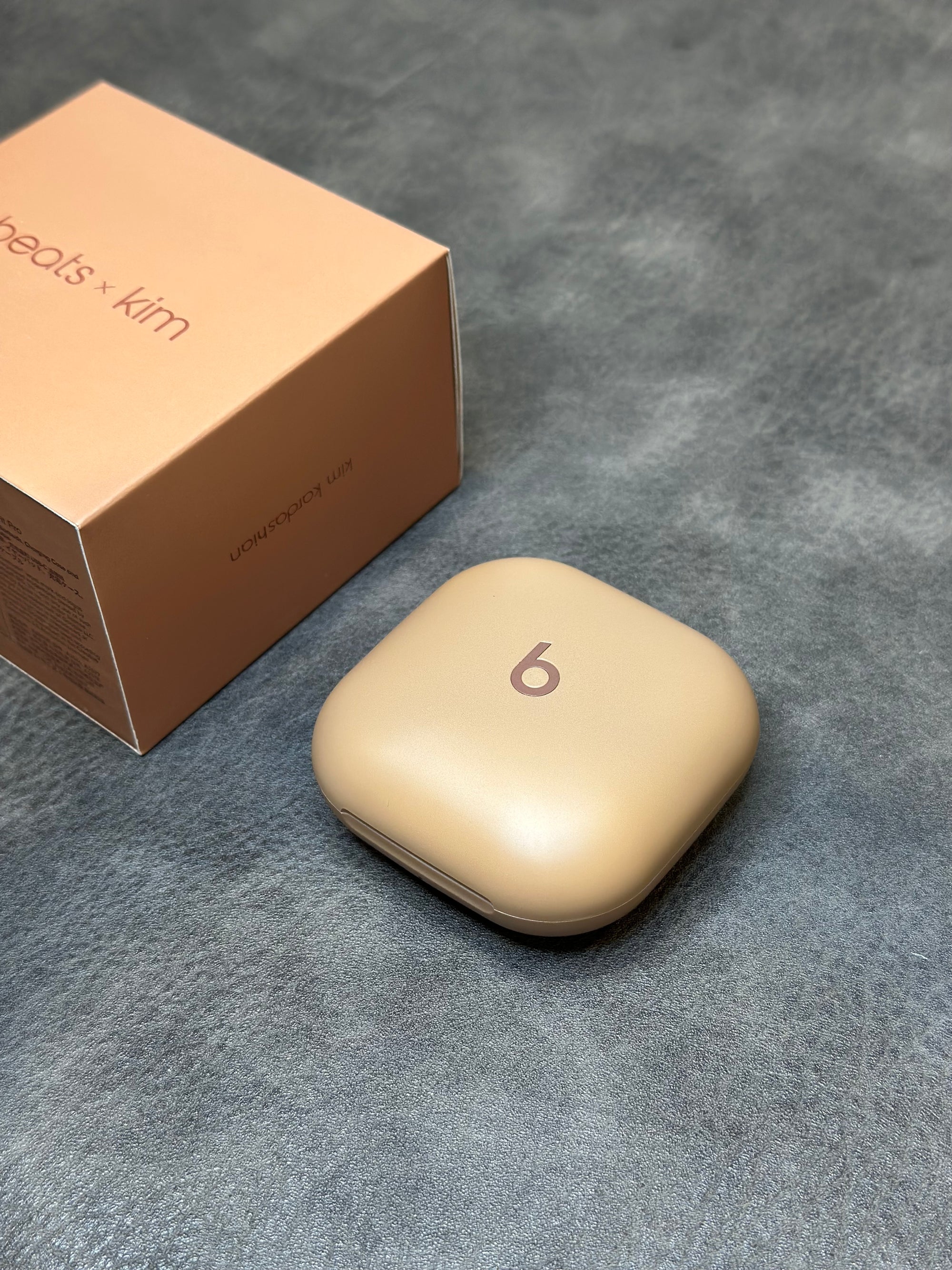 Beats Fit Pro x Kim com pop-up