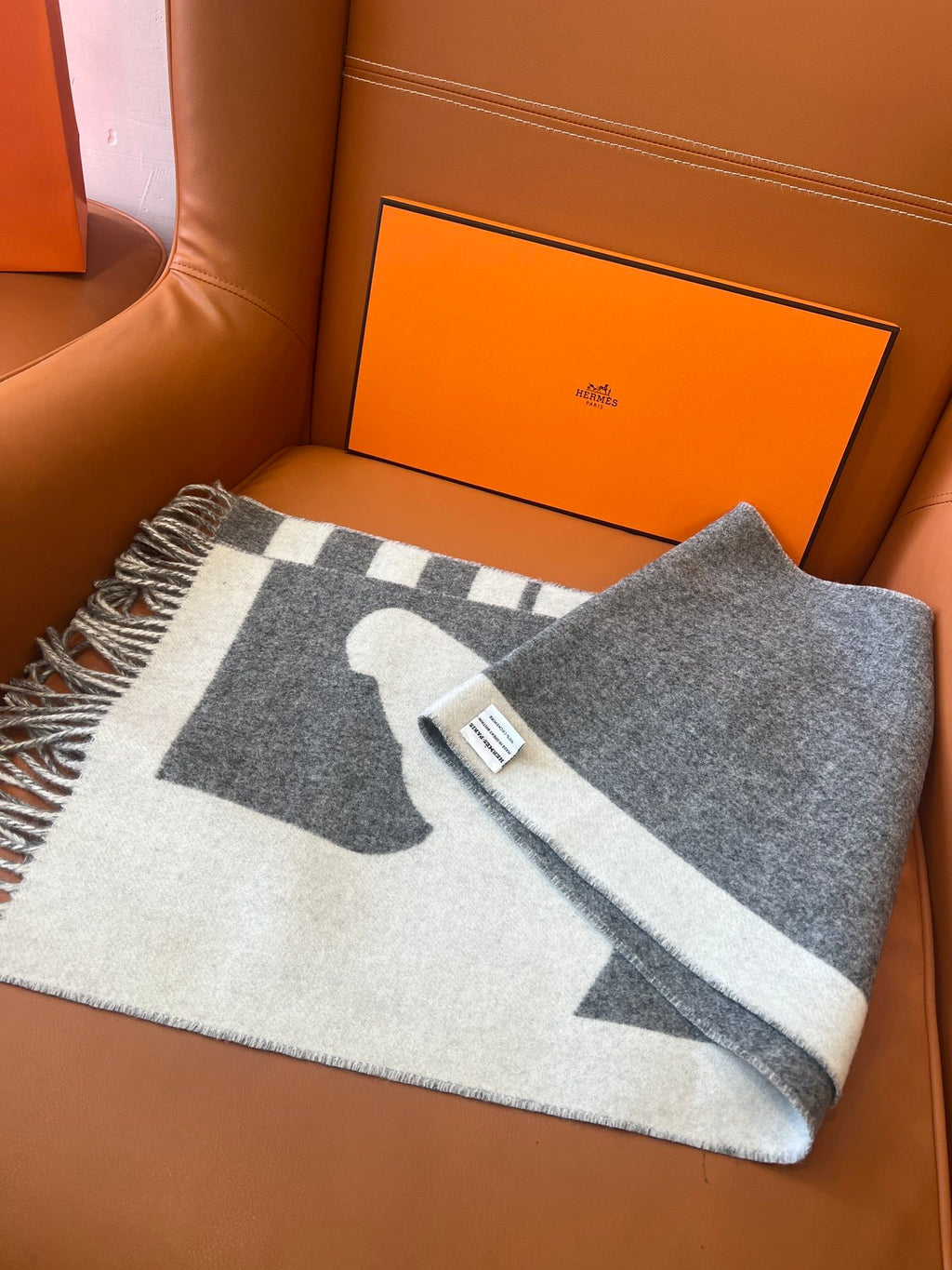 Cachecol Hermés Casaque Love Story  Cinza Mesclado e Branco