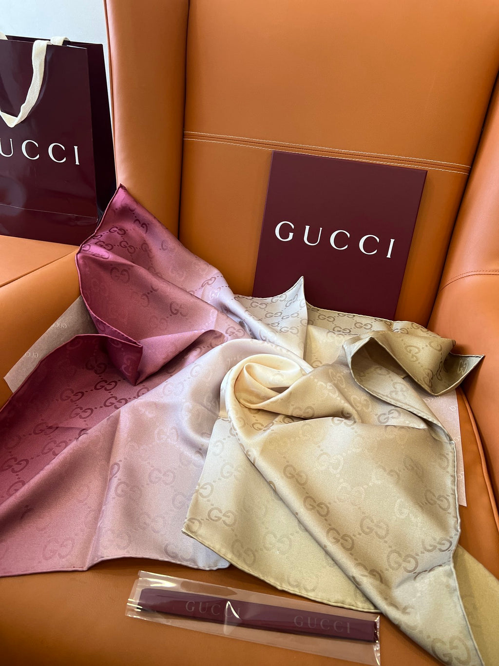 Lenço Gucci Quadrado de Seda Cor Degradê Rosado